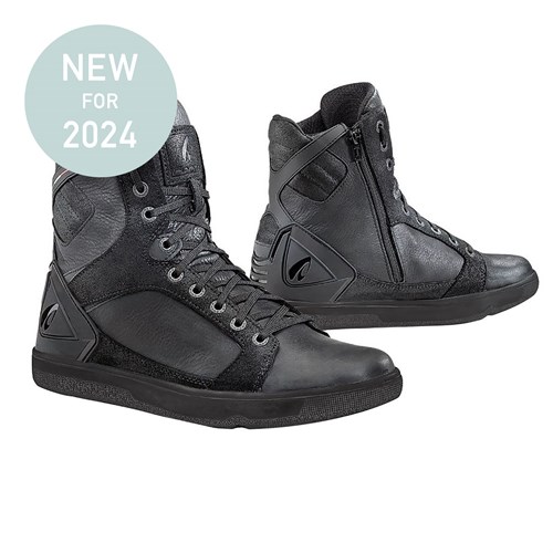 Forma Hyper boots in black